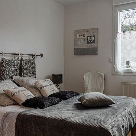 Chambres D Hotes Les Papillons Évron Exteriör bild