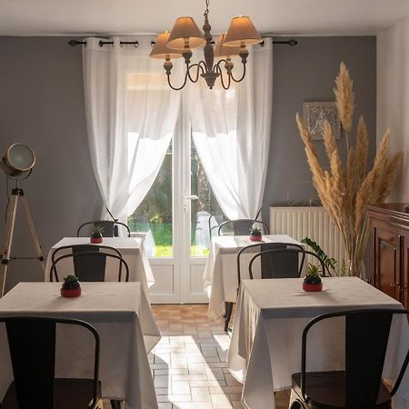 Chambres D Hotes Les Papillons Évron Exteriör bild